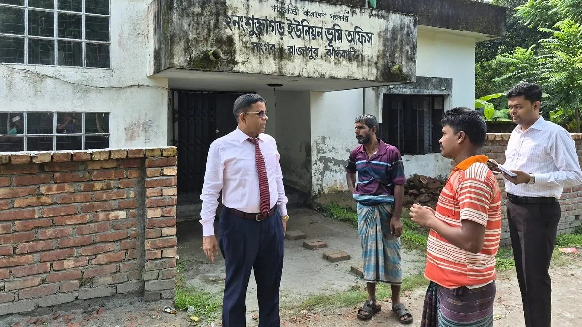রাজাপুরে বিভাগীয় কমিশনারের পরিদর্শনে ভূমি কর্মকর্তা বরখাস্ত
