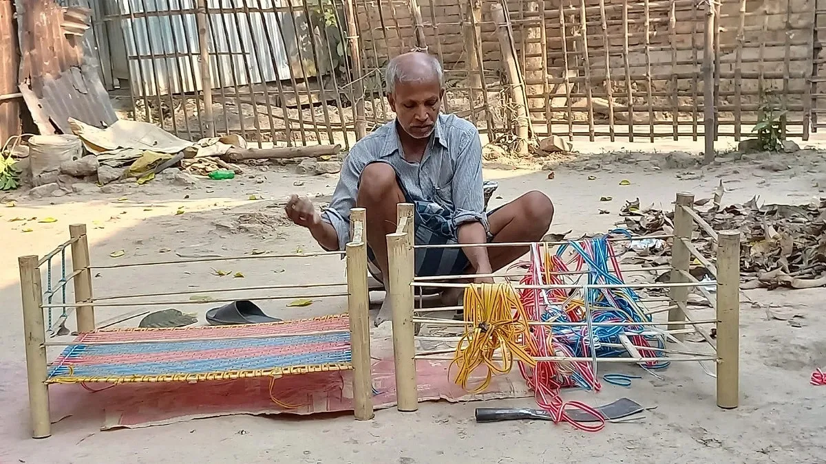 অসুস্থতার ভারে থমকে গেছে দোলনা কারিগর নগেনের জীবন