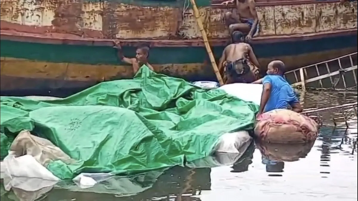 তিতাস নদীতে দেড় কোটি টাকার নিত্যপণ্য নিয়ে নৌকাডুবি