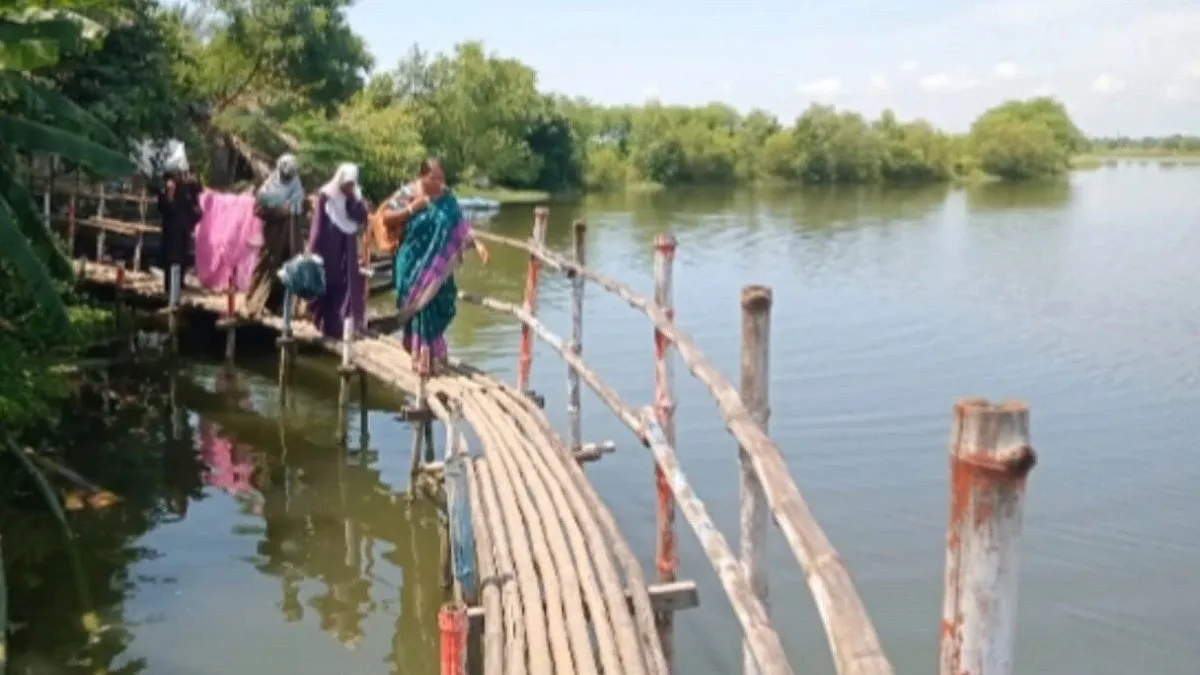 আম্পানে ভাঙা সড়ক ঠিক হয়নি ৬ বছরেও, বাঁশের সাঁকোয় ঝুঁকির পারাপার