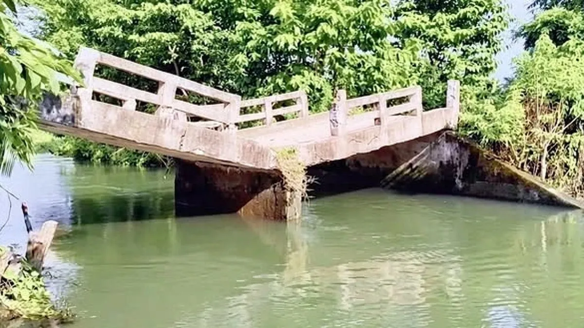 দেবে যাওয়া সেতু দিয়েই প্রতিদিন চলাচল ১৬ গ্রামের মানুষের