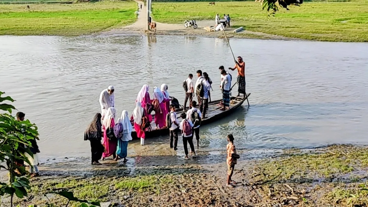 ছোট্ট একটি ডিঙি নৌকাই ১০ হাজার মানুষের যাতায়াতের সেতু