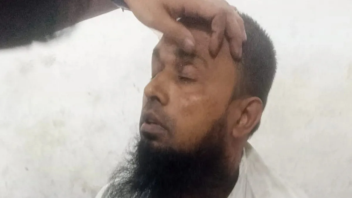 ছাত্রীকে কয়েকবার ধর্ষণের অভিযোগে মাদ্রাসাশিক্ষককে মারধর