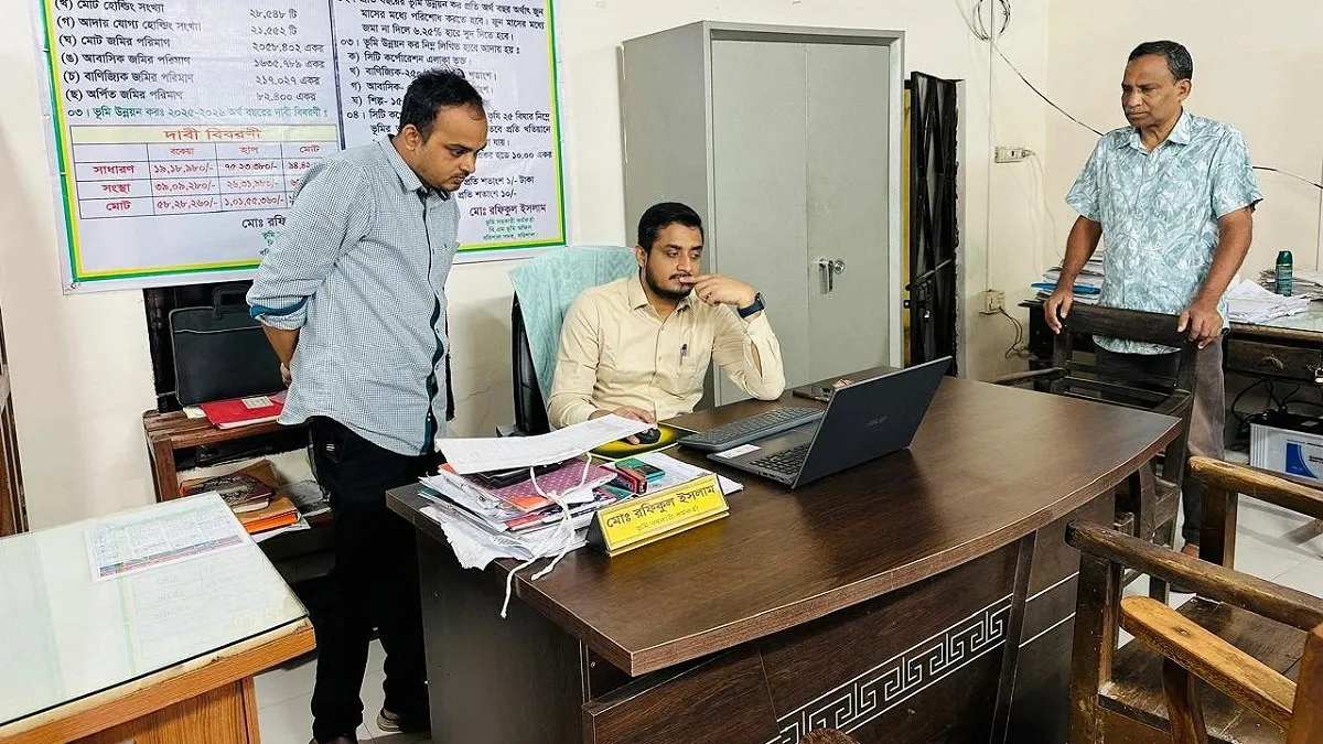 বরিশালে ভূমি অফিসের দুই কর্মকর্তাকে শোকজ নোটিস