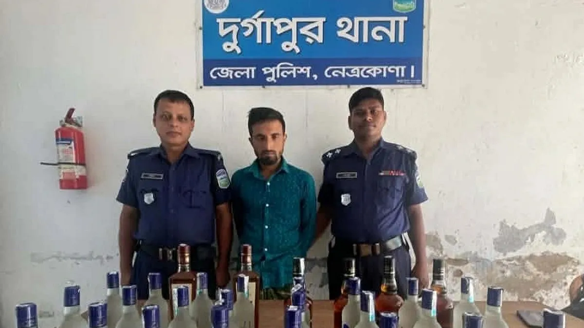 খাটের নিচে ৩০ বোতল ভারতীয় মদ, যুবক গ্রেপ্তার