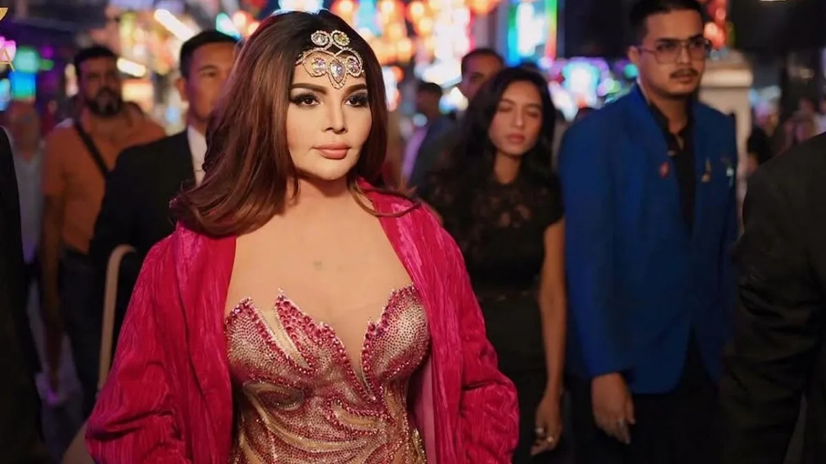টাকার কাছে হার মেনেছিল স্ক্রিপ্ট, স্বীকার করলেন রাখি সাওয়ান্ত
