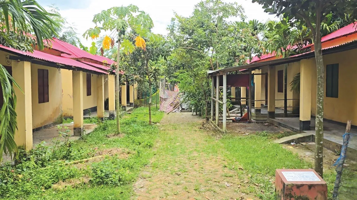 গাজীপুরে স্বপ্নের আশ্রয়ণের ঘরে ঝুলছে তালা