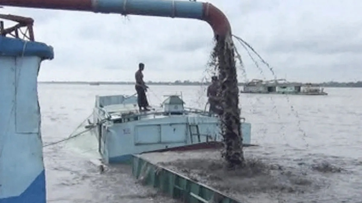 ভোলায় বেড়িবাঁধ ভাঙনের শঙ্কা