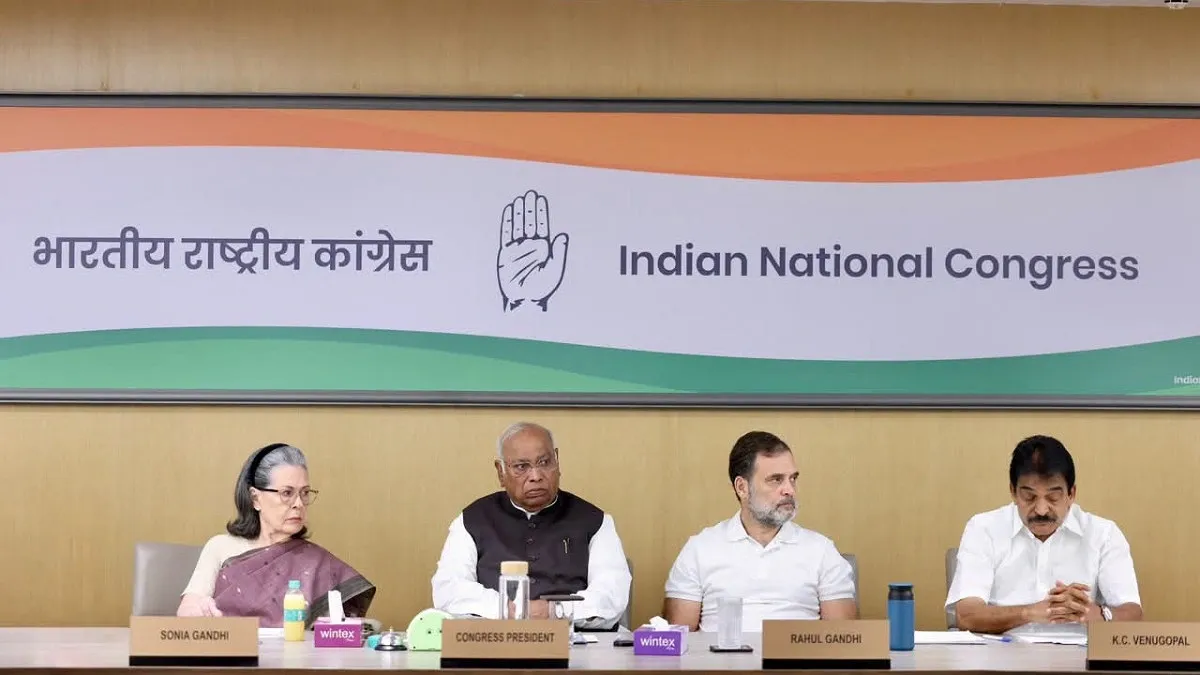 প্রধান নির্বাচন কমিশনারের পদত্যাগ চাইল কংগ্রেস, মোদি-শাহকেও সরে দাঁড়ানোর দাবি