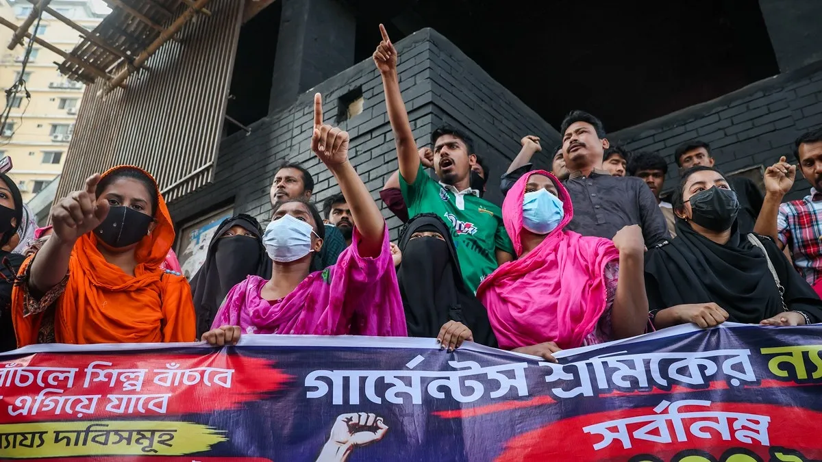 সড়ক অবরোধ করে বিভিন্ন স্লোগান দিচ্ছেন পোশাক শ্রমিকরা