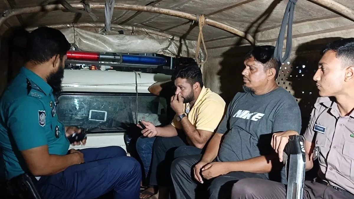 চট্টগ্রামে ফ্লাইওভারের নিচে অবৈধ দোকান, আটক ৩