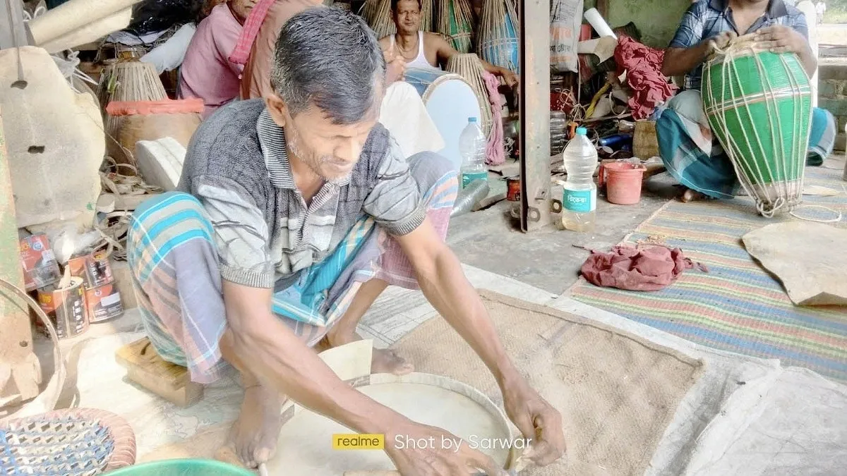 ঐতিহ্যের বাদ্যযন্ত্রে ভাটা, পেশা বদলের পথে কারিগররা