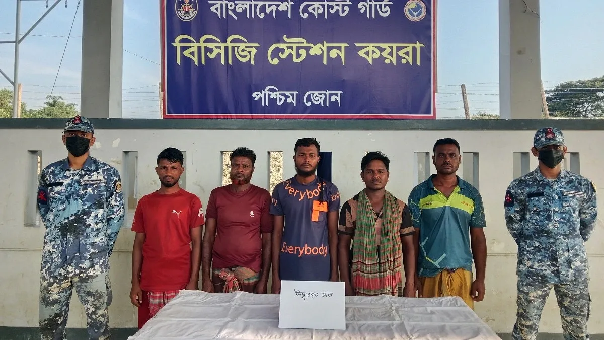 সুন্দরবনে বনদস্যু বাহিনীর কোস্ট গার্ডের বন্দুকযুদ্ধ, ৫ জেলে উদ্ধার