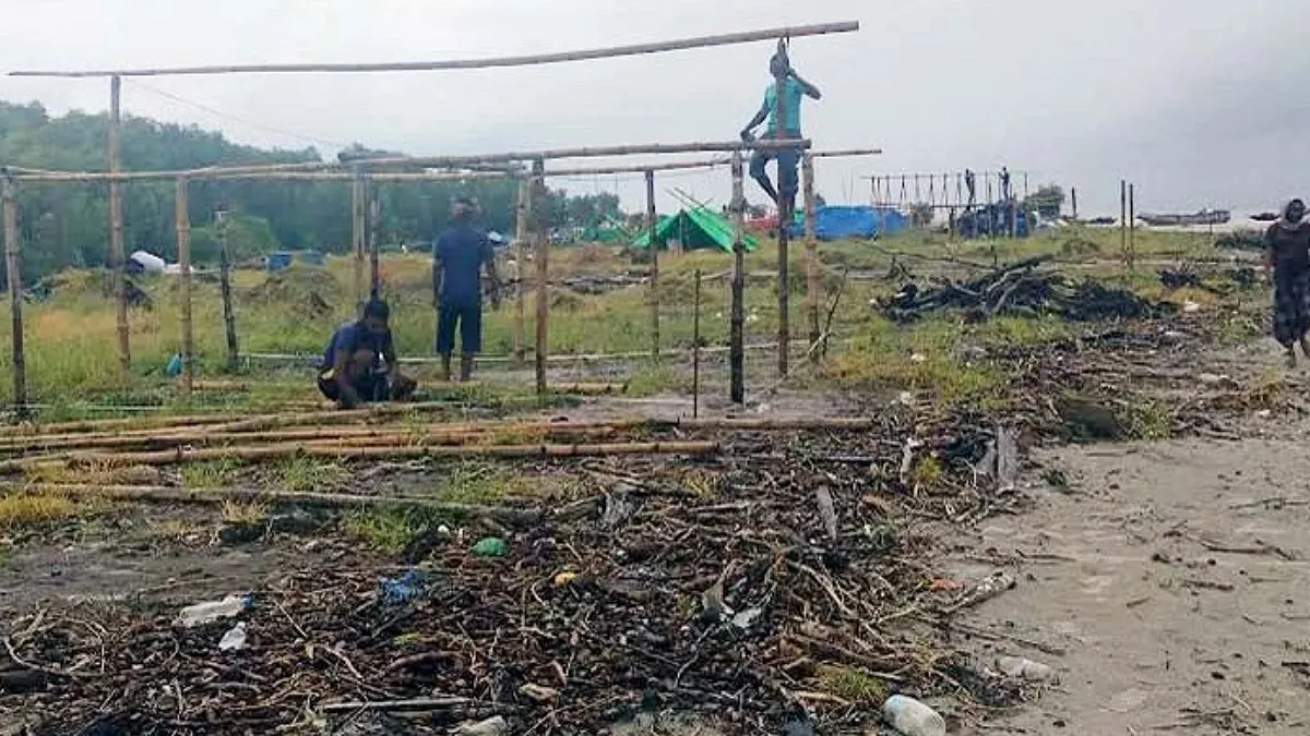 বৈরী আবহাওয়ায় থমকে গেছে দুবলার চরের শুঁটকি মৌসুম