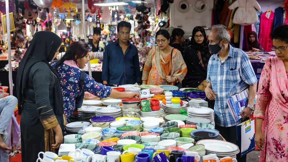 মেলার একটি স্টলে সাজিয়ে রাখা হয়েছে চিনামাটির তৈরি বিভিন্ন সামগ্রী