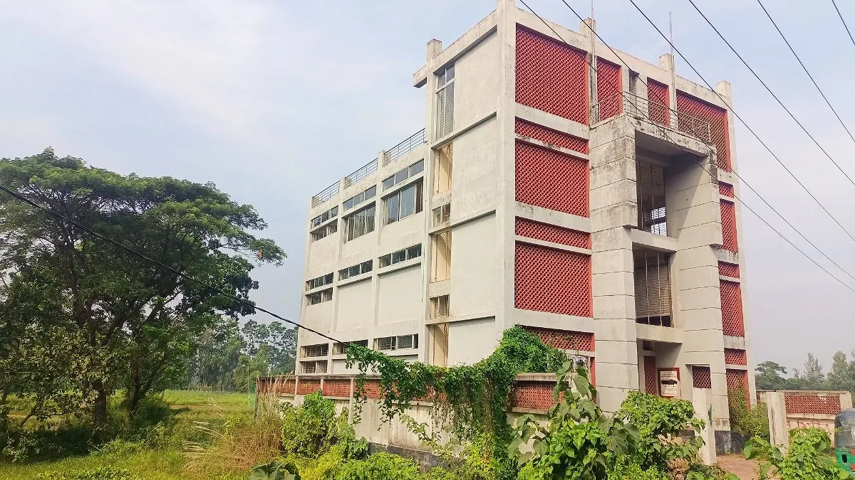 অবহেলা-ভাঙচুরে জরাজীর্ণ মনোহরগঞ্জ মুক্তিযোদ্ধা কমপ্লেক্স