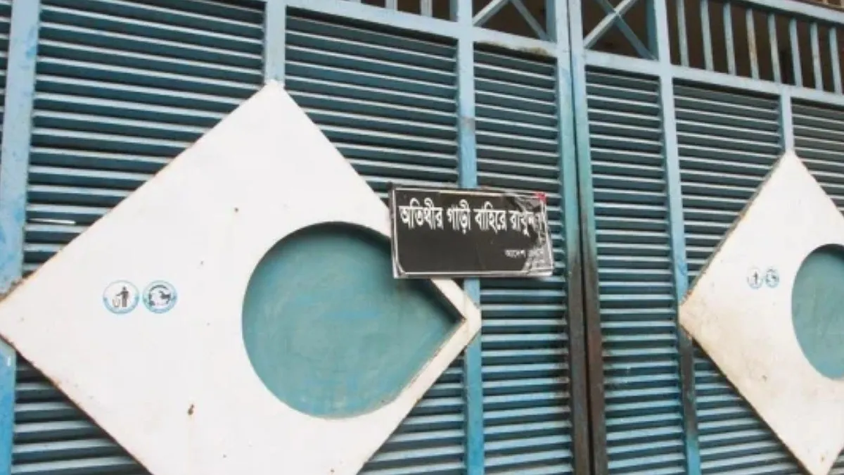 অতিথি সমাদর ঘরে, গাড়ির ঠাঁই সড়কে