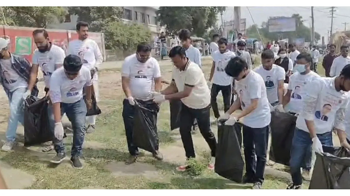 কুয়াকাটা সৈকতে পরিচ্ছন্নতা অভিযান ছাত্রদলের