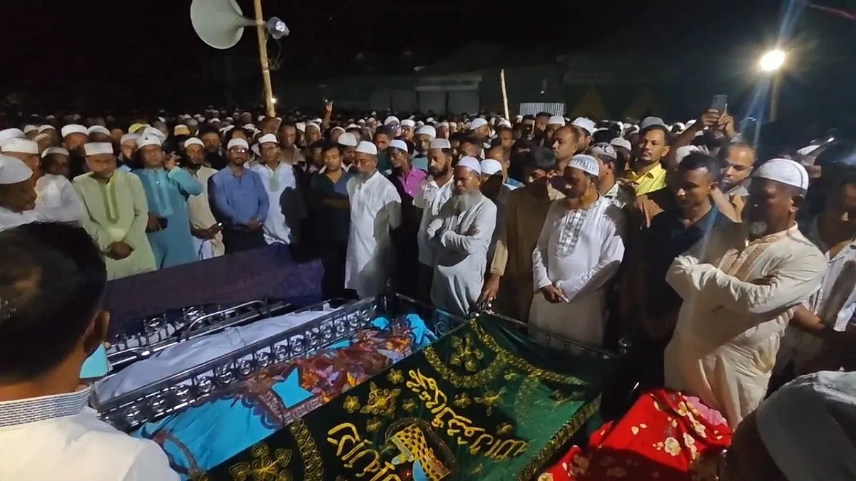 নাটোরে সড়ক দুর্ঘটনায় নিহত শরীয়তপুরের পাঁচ ব্যবসায়ীর জানাজা, দাফন