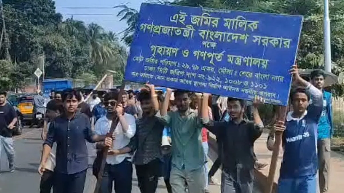 গণপূর্তের সাইনবোর্ড ভেঙে ক্যাম্পাসে নিলেন শেকৃবি শিক্ষার্থীরা