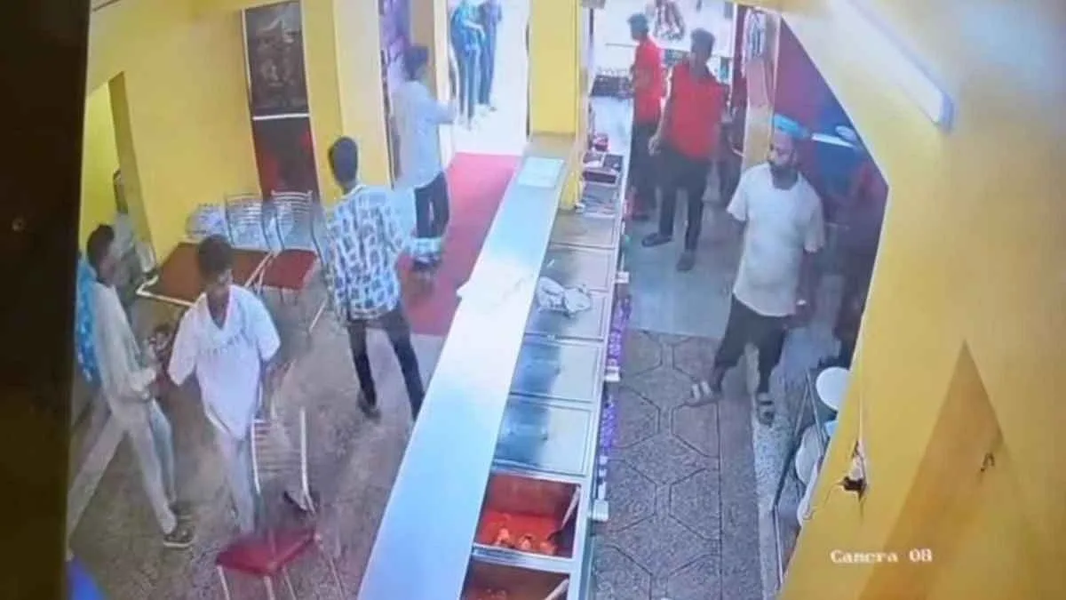 ম্যানেজার ফোন না ধরায় রেস্টুরেন্টে দুর্বৃত্তদের তাণ্ডব