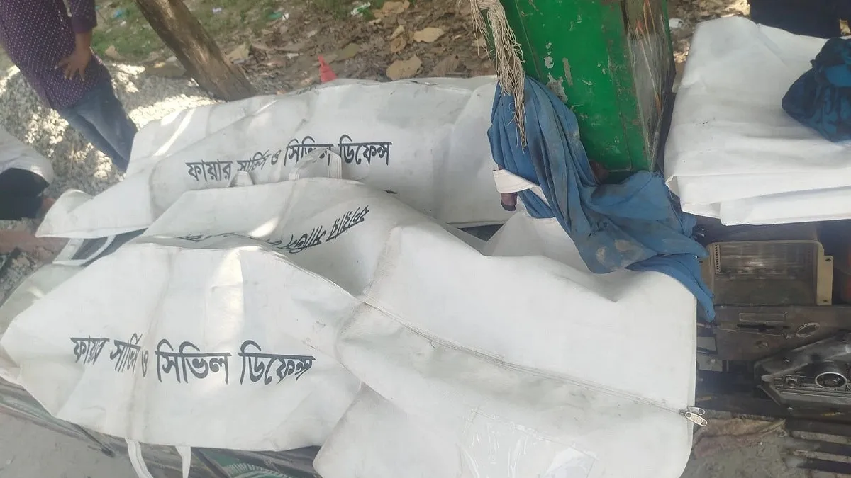 নারায়ণগঞ্জে বাস-ট্রাক সংঘর্ষে প্রাণ গেল বাবা ও ছেলের