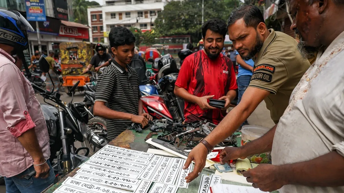 বিভিন্ন নমুনা থেকে পছন্দের নাম্বার প্লেট বেছে নিচ্ছেন মোটরসাইকেলের মালিক