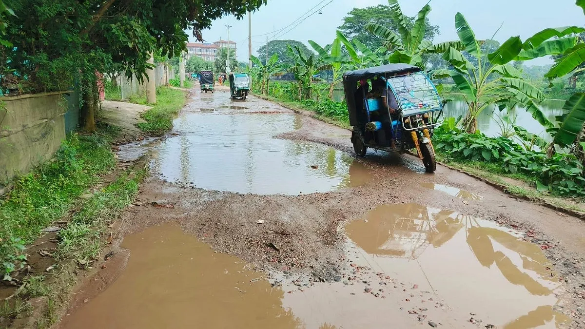 ১৩ কোটি টাকা বরাদ্দেও বেহাল কসবা-আখাউড়া সড়ক