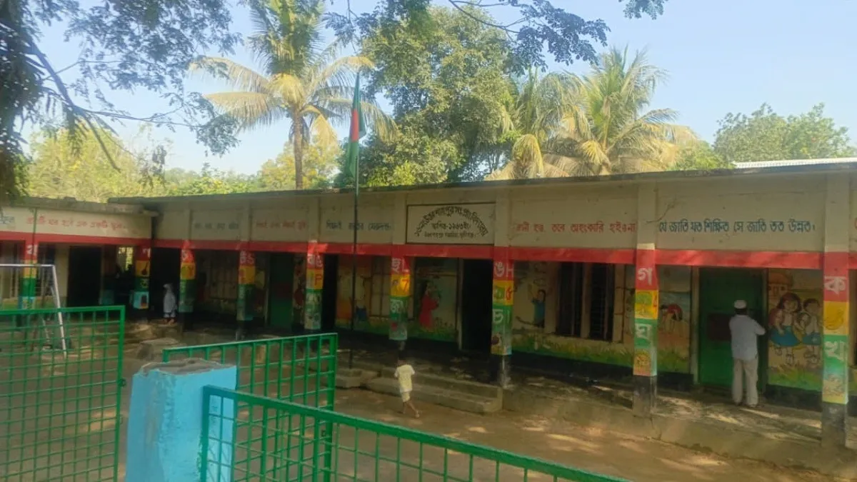 কক্ষ সংকটে উত্তর শাহপুর সরকারি প্রাথমিক বিদ্যালয়, ব্যাহত পাঠদান