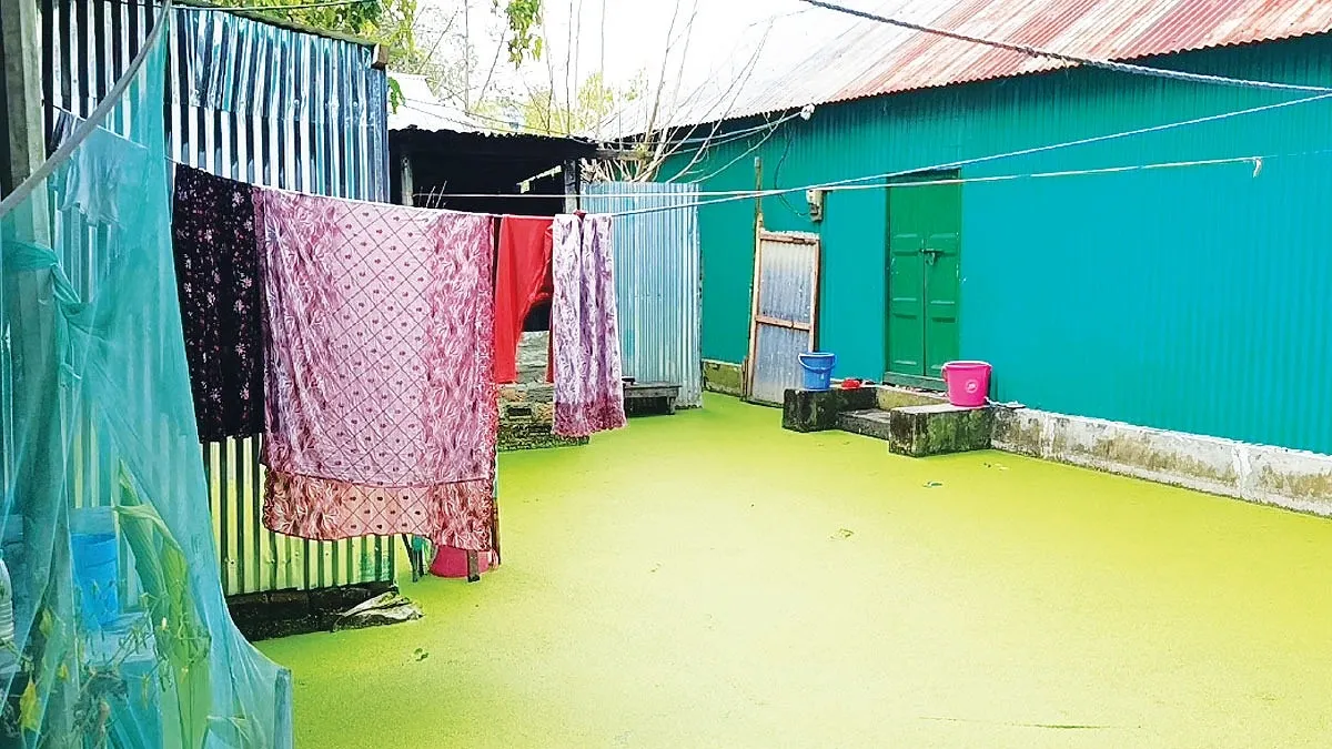 জলাবদ্ধতায় দুর্ভোগে শতাধিক পরিবার