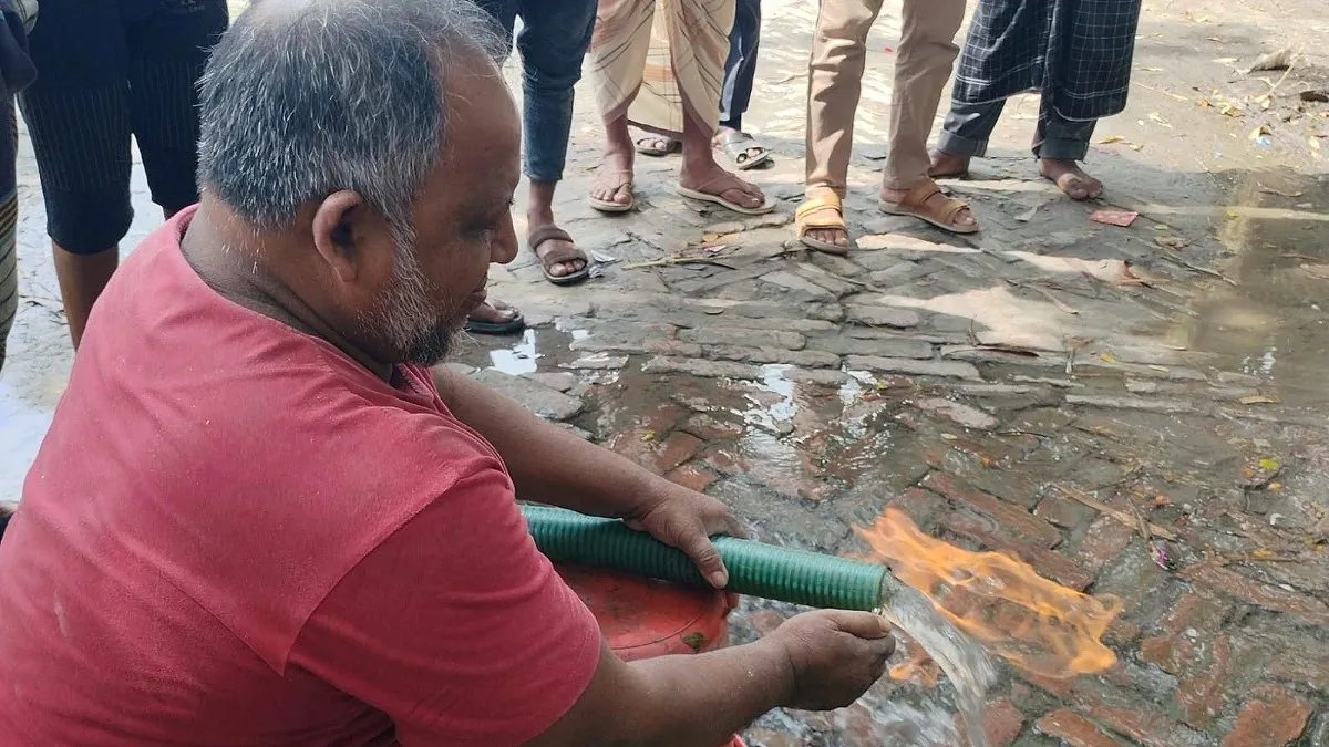 গোপালগঞ্জে পাম্পের পানির সঙ্গে বের হচ্ছে ‘গ্যাস’, জ্বলছে আগুন