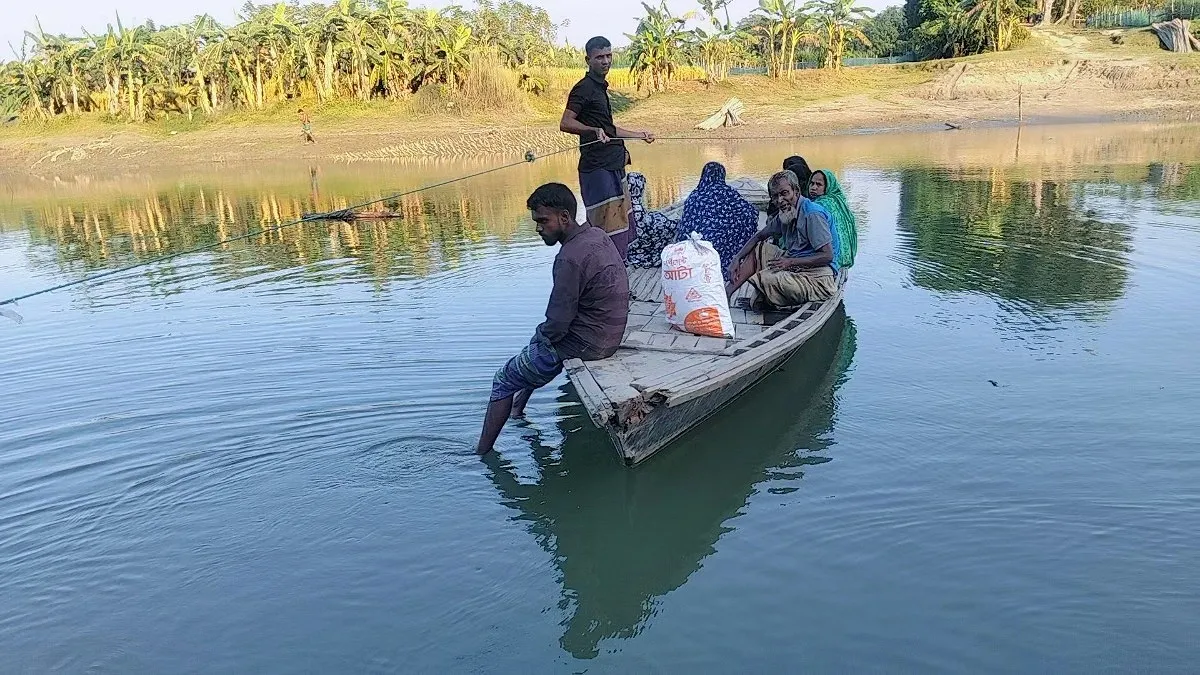 ৫৫ বছরেও হয়নি সেতু, রশি টেনে নৌকায় পারাপার