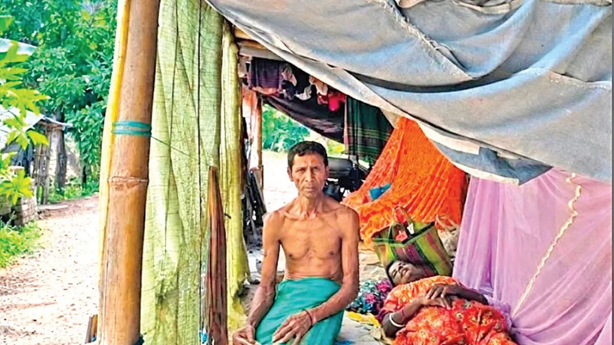 ঘর ডুবেছে পানিতে চিত্রার সংসার সড়কে