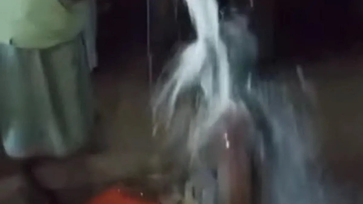 দুধ দিয়ে গোসল করে জামায়াত ছাড়ার ঘোষণা দিলেন এক সমর্থক
