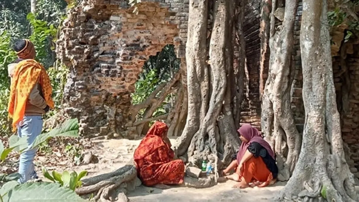 কলারোয়ার ‘কোটা বাড়ি’: লোকবিশ্বাসে প্রতি শুক্রবার বসে মানত মেলা