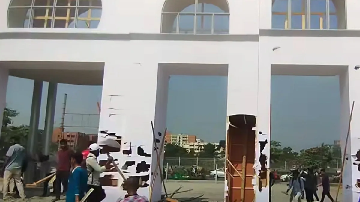 মেলার মাঠে এবার শেকৃবি শিক্ষার্থীদের গেট ও স্টল ভাঙচুর