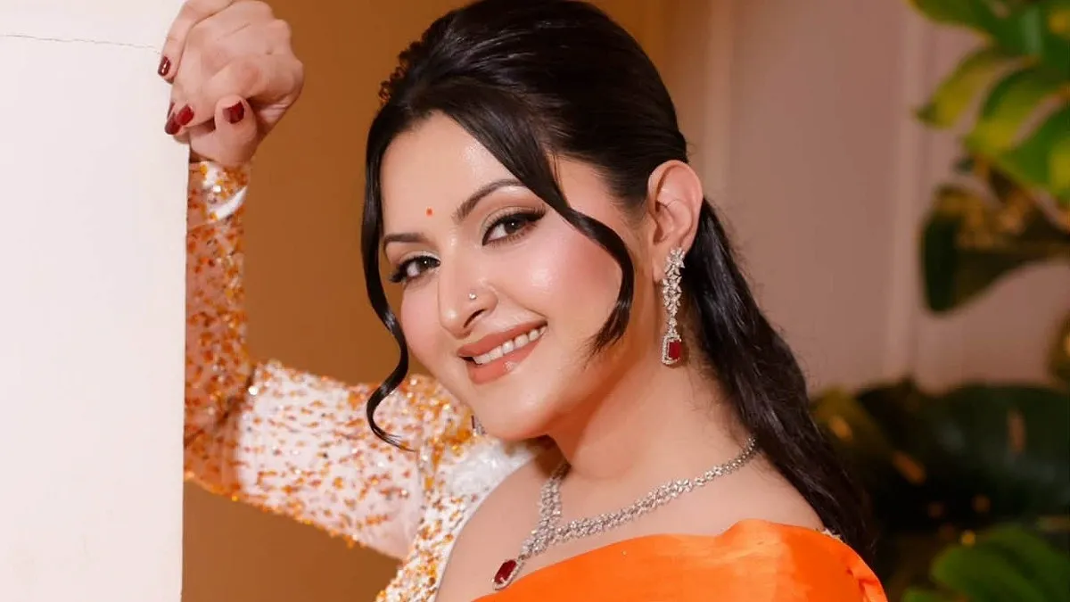 পরীমনির জন্য চট্টগ্রাম থেকে বিমানে এলো শিউলি ফুল