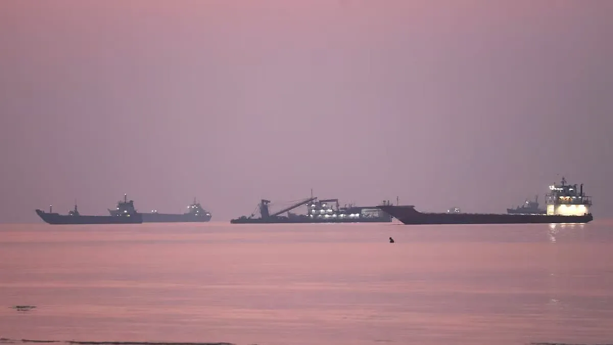 নিষেধাজ্ঞার চোখে ধুলো দিয়ে ইরানের তেল মিয়ানমারে