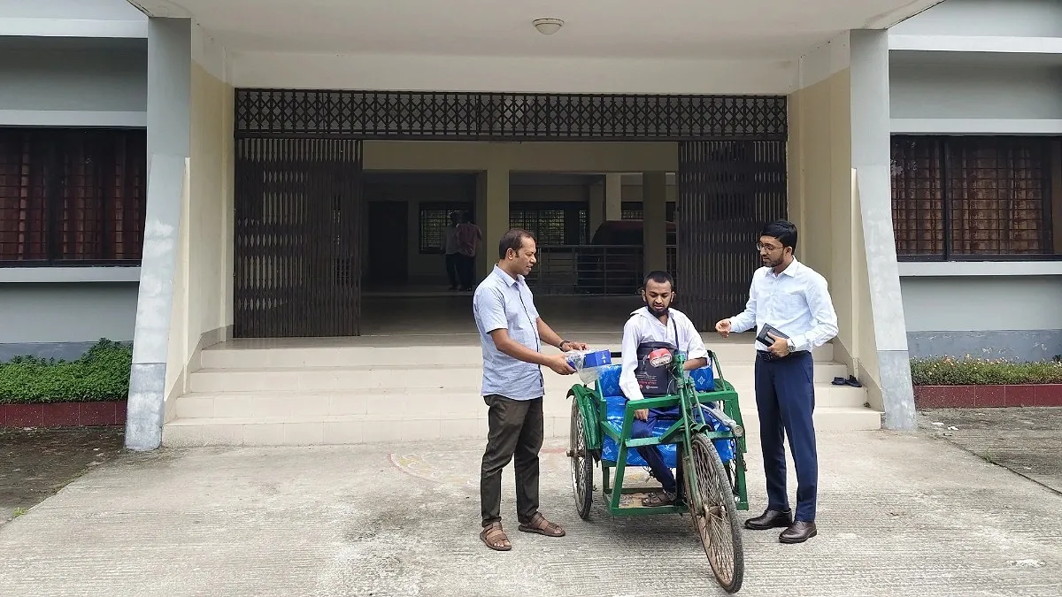 রিকশা নষ্ট হওয়ায় কলেজে যাওয়া বন্ধ, আবু সাঈদের পাশে ইউএনও