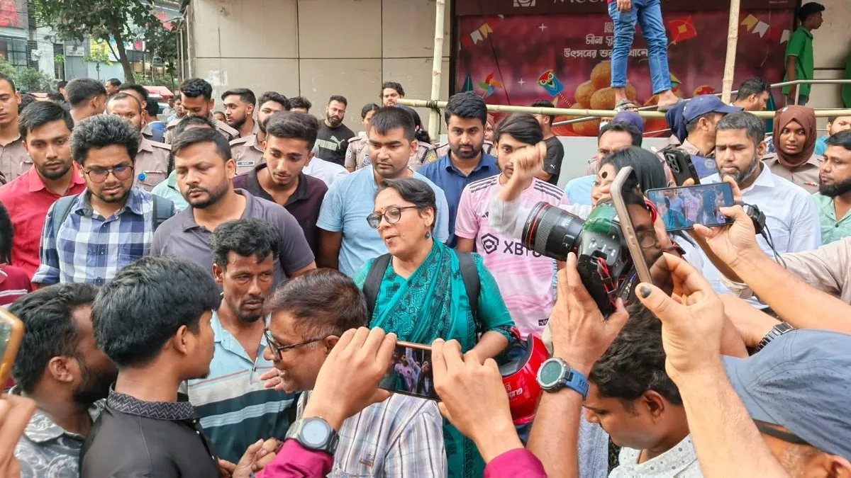 ধানমন্ডিতে ‘জয় বাংলা’ স্লোগানে পুলিশের বাধা, সাবেক ছাত্র ইউনিয়ন নেতা দীপক আটক