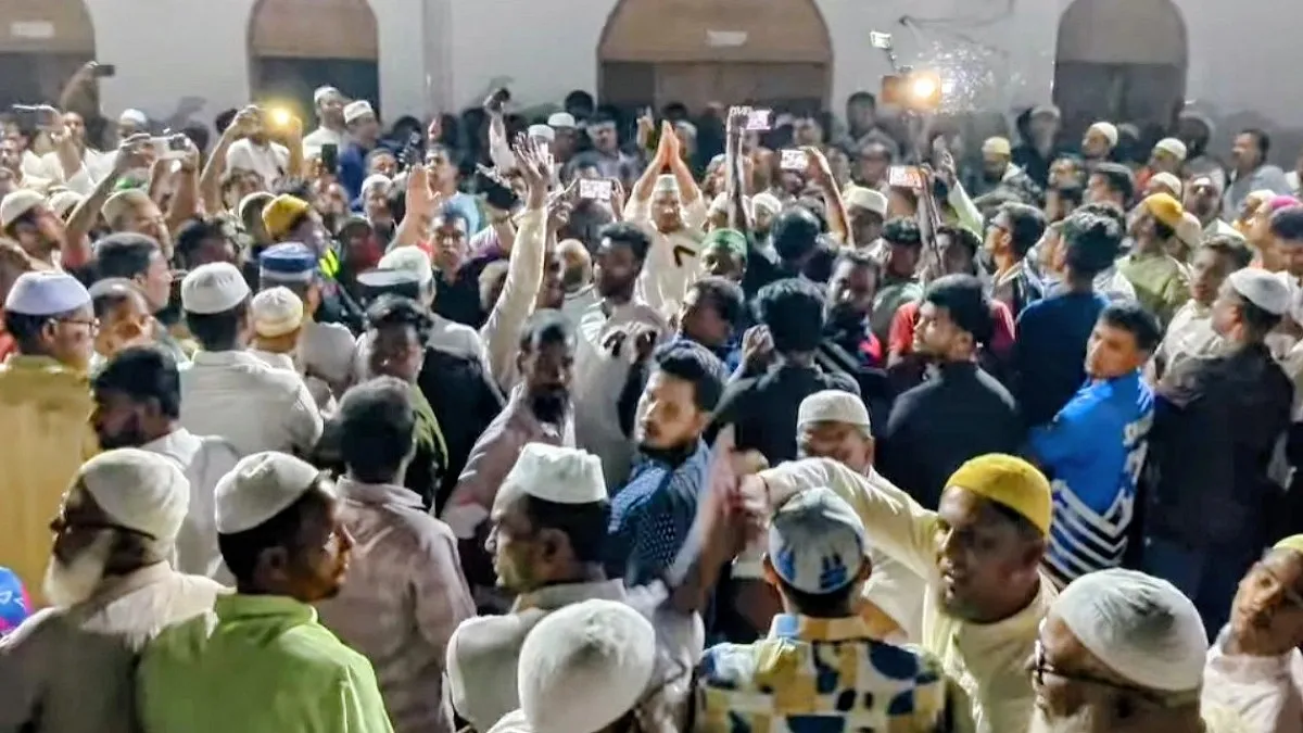 শাকিলের জানাজায় গিয়ে ‘ভুয়া ভুয়া’ স্লোগান শুনতে হলো এমপি আজিজকে