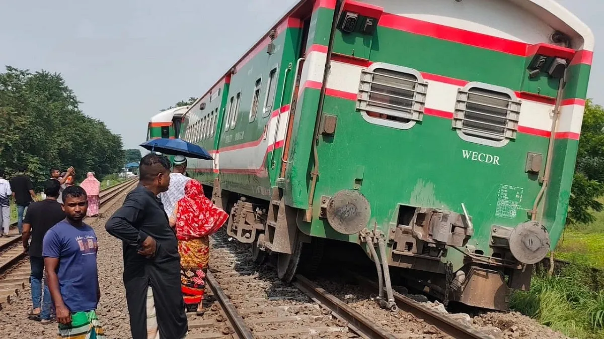 মির্জাপুরে ট্রেন লাইনচ্যুত, বন্ধ ঢাকা-উত্তরাঞ্চল রেল চলাচল