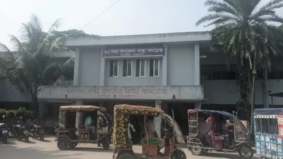 স্বামীর বিষপানে বাধা দিতে গিয়ে পড়ল স্ত্রীর মুখেও, দুজনই হাসপাতালে