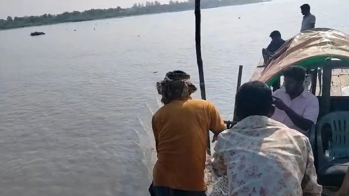 অভিযানেও থামছে না ইলিশ শিকার