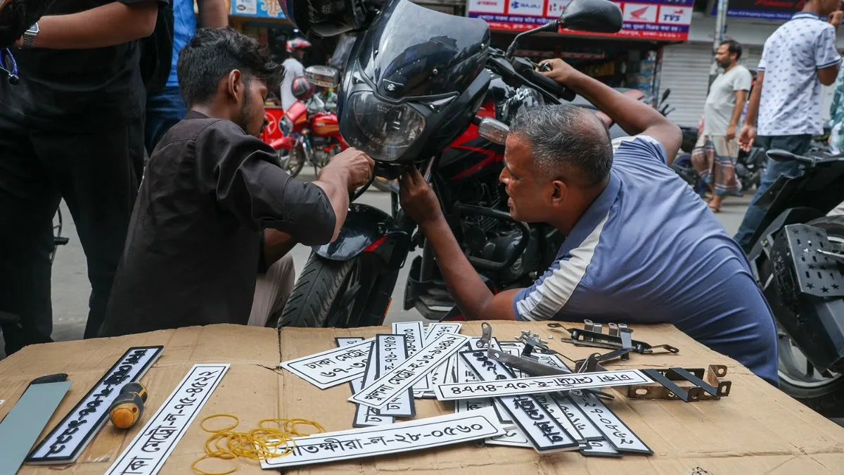 নাম্বার প্লেট বসানোর জন্য মোটরসাইকেলে লাগানো হচ্ছে অ্যাঙ্গেল