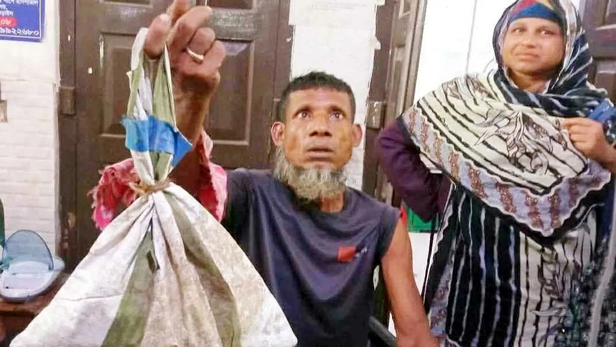 সাপের কামড় খেয়ে ব্যাগভর্তি সাপ নিয়ে হাসপাতালে ওঝা