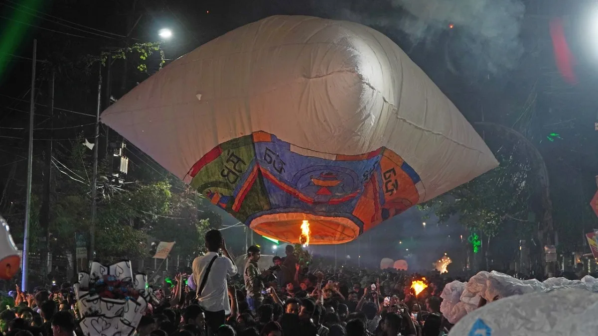 বড় আরেকটি ফানুস