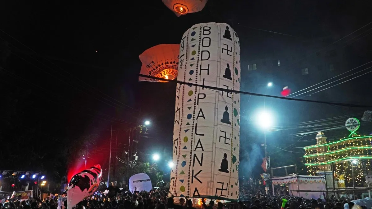 মন্দির প্রাঙ্গণে নানা ধরনের ফানুস
