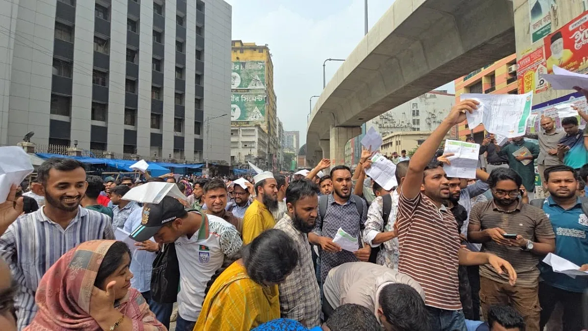 কেউ এসেছিলেন ধার করে, কেউ ঘরের হাঁস-মুরগি বিক্রি করে