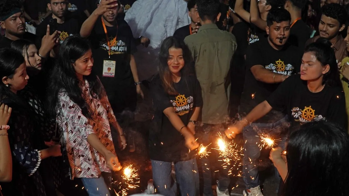 রাতের অন্ধকারে তারা বাজি জ্বালিয়ে উদযাপন করছেন নেচে গেয়ে তরুণীরা